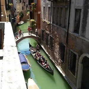 Apartment Balcone Sul Canale, Venice
